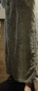ニトリの着る毛布のL丈を180センチオーバーの男性が着用するとくるぶしまで丈がある