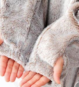 ニトリNウォームの着る毛布を着ると袖先に指を入れることが出来る穴ですっぽり着用
